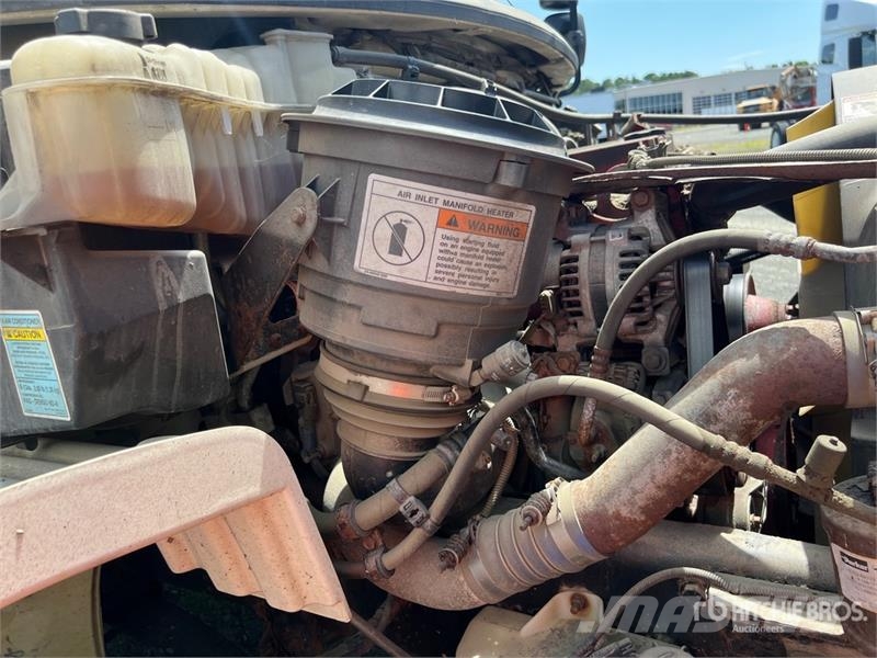 Freightliner M2 106 Camiones con caja de remolque