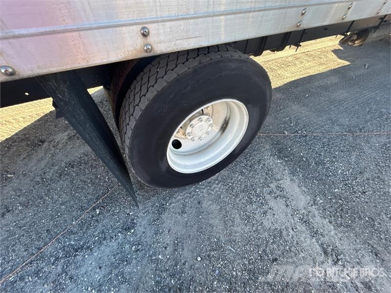 Freightliner M2 106 Camiones caja cerrada