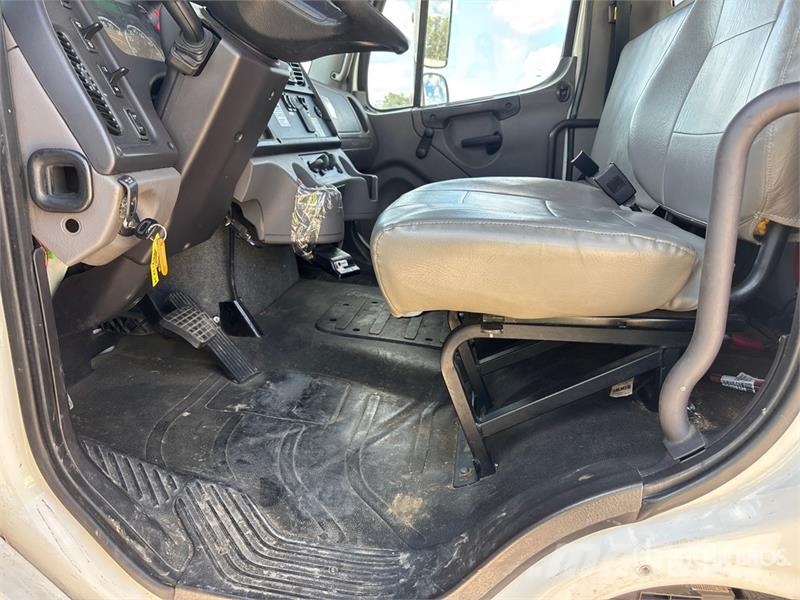 Freightliner M2 106 Pacēlāji uz automašīnas bāzes