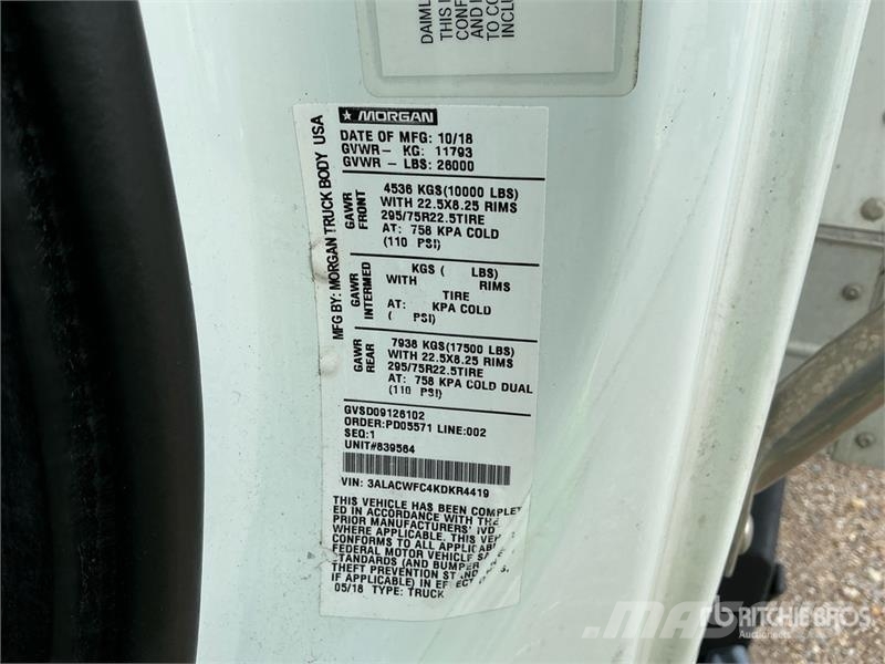 Freightliner M2 106 Sunkvežimiai su dengtu kėbulu