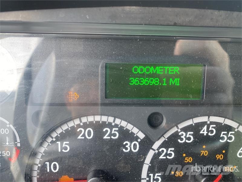 Freightliner M2 106 貨箱式卡車
