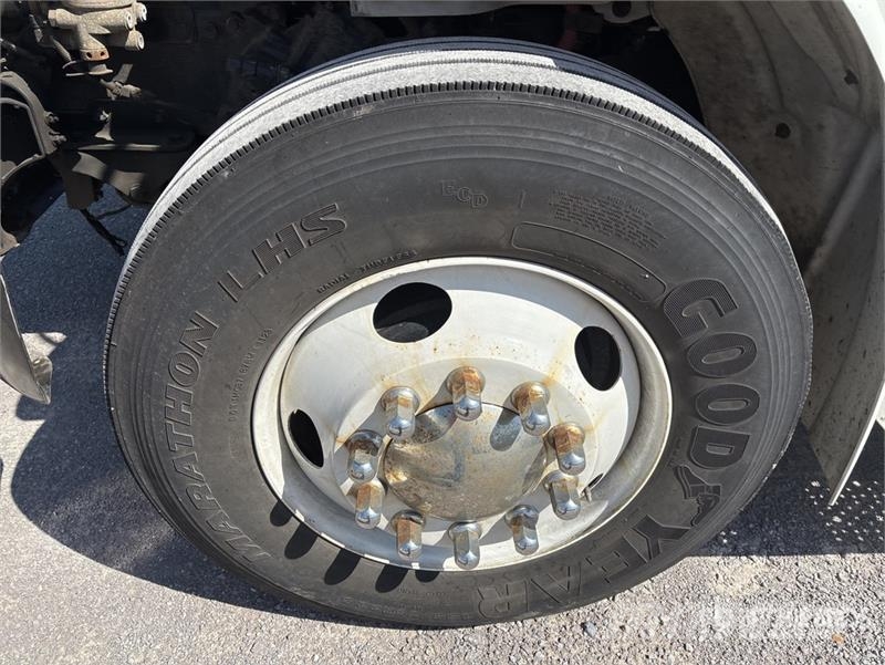 Freightliner M2 106 Furgons