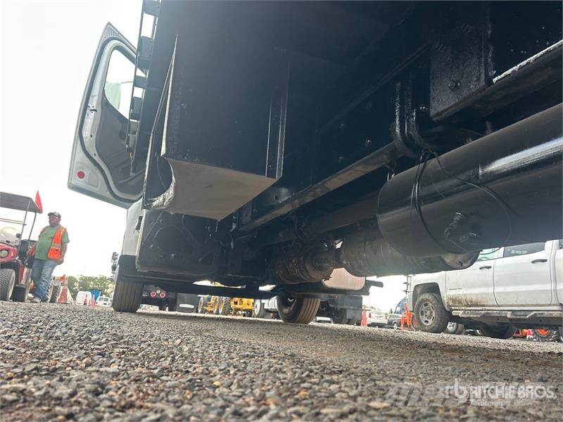 Freightliner M2 106 Flatbed / Dropside trucks