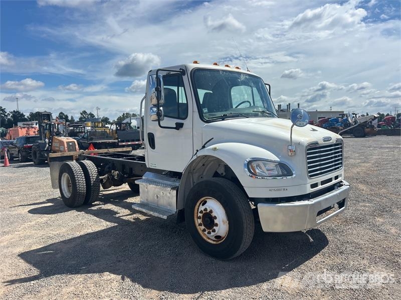 Freightliner M2 106 駕駛室與內部