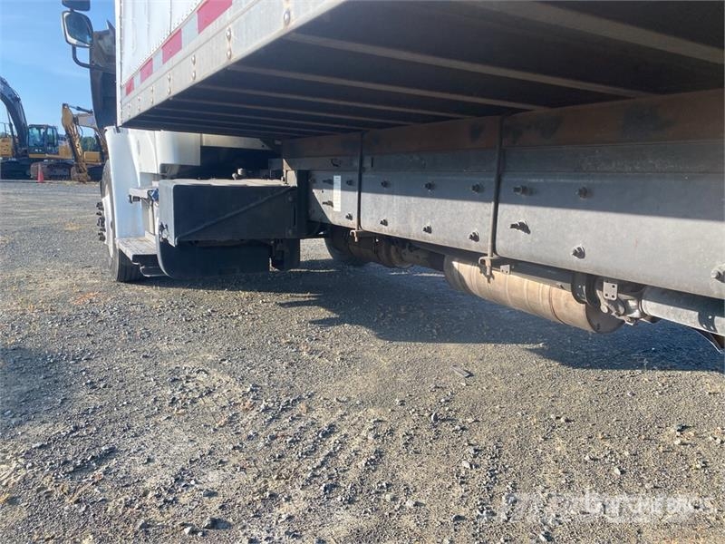 Freightliner M2 106 貨箱式卡車