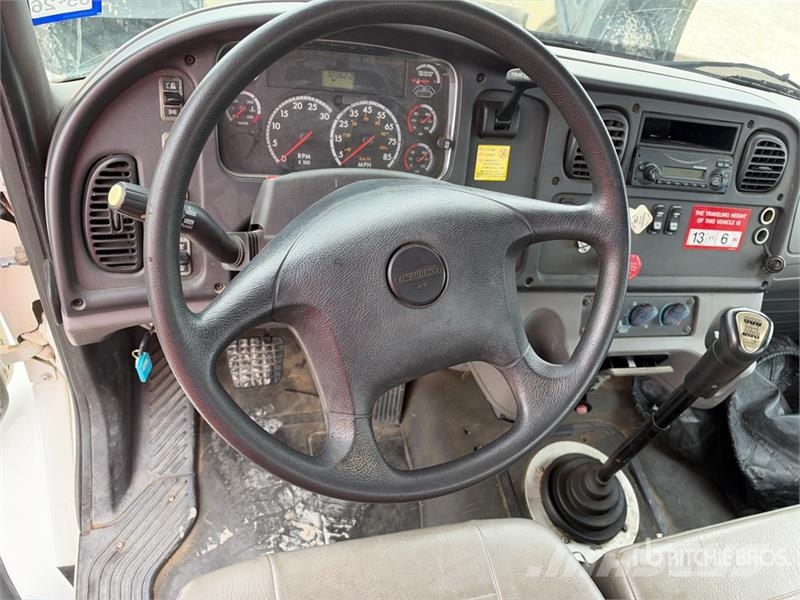 Freightliner M2 106 Teherautóra szerelt emelők és állványok