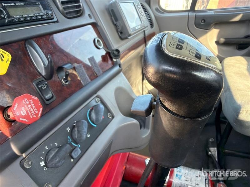 Freightliner M2 106 Camiones portacoches