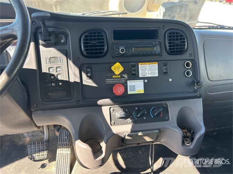 Freightliner M2 106 卡車裝載高空作業車