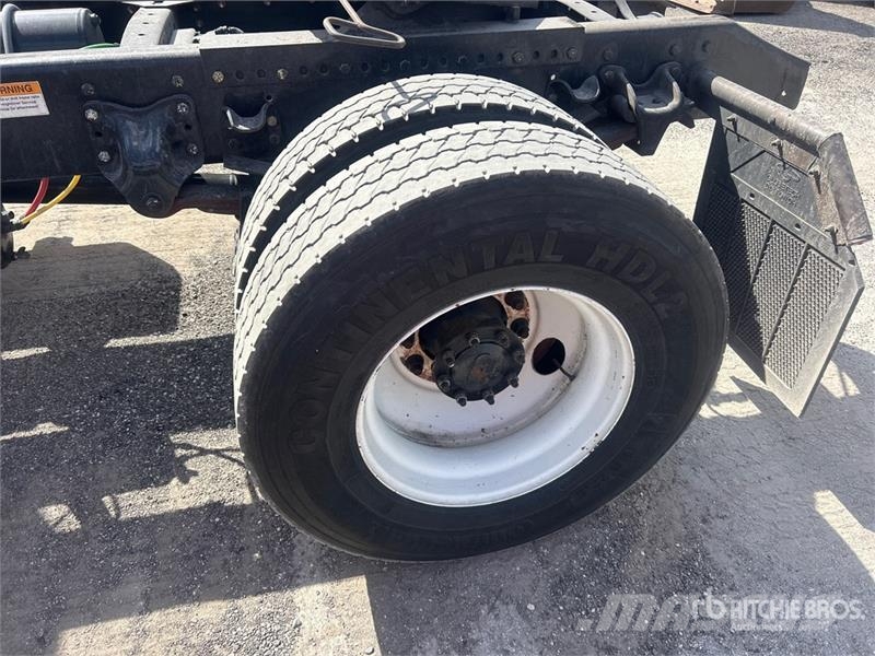 Freightliner M2 106 Тягачі