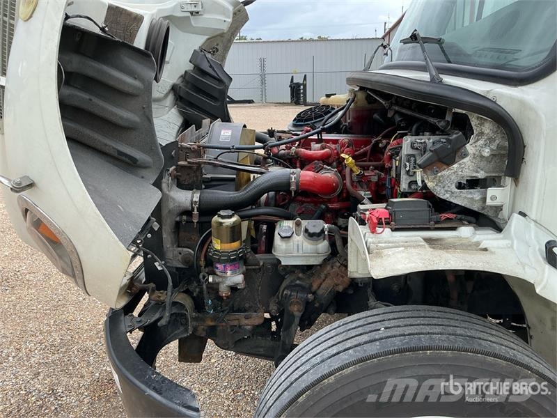 Freightliner M2 106 Sunkvežimiai su dengtu kėbulu
