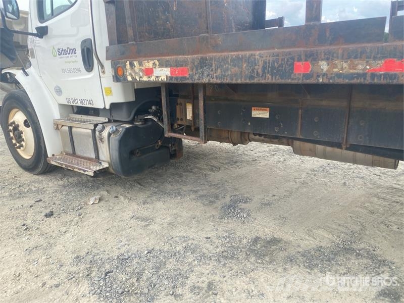 Freightliner M2 106 平板式/側卸式卡車