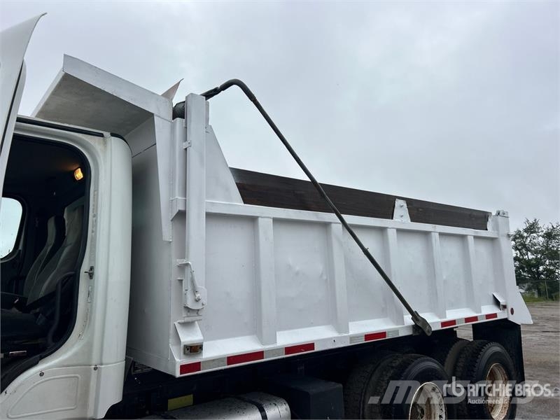Freightliner M2 106 Camiones bañeras basculantes o volquetes
