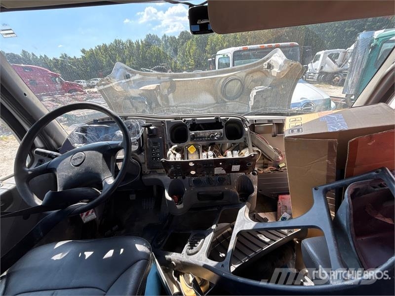 Freightliner M2 106 Cabins and interior