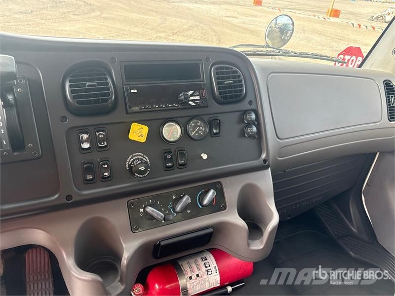 Freightliner M2 106 Dobozos teherautók