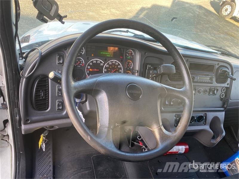 Freightliner M2 106 貨箱式卡車