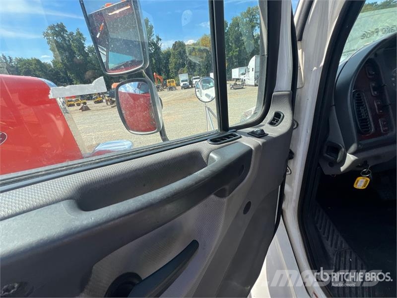 Freightliner M2 106 Cabine e interni