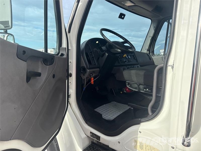 Freightliner M2 106 Dobozos teherautók