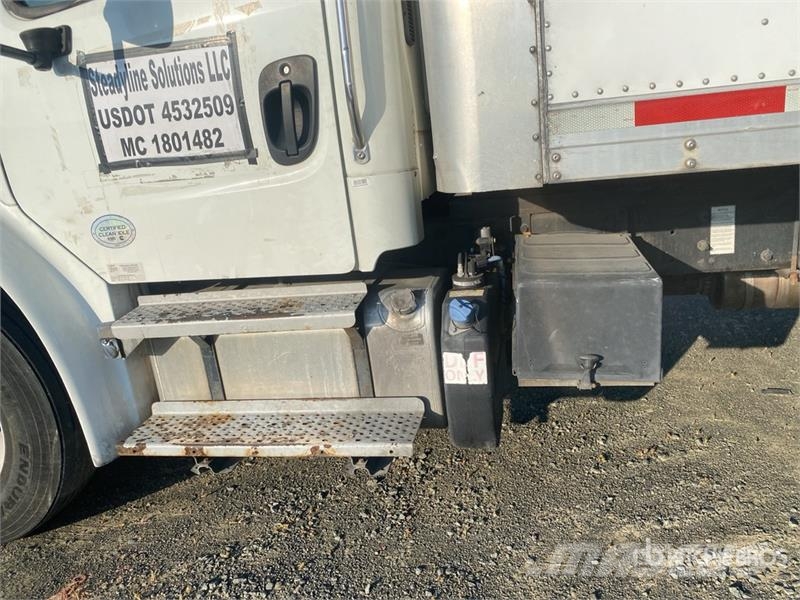 Freightliner M2 106 貨箱式卡車