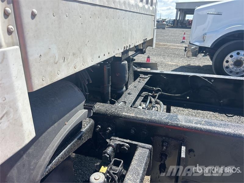 Freightliner M2 106 駕駛室與內部