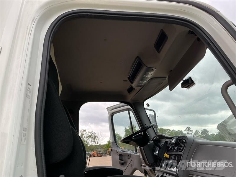 Freightliner M2 106 Sunkvežimiai su dengtu kėbulu
