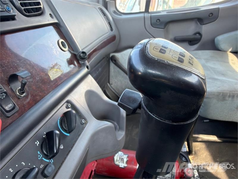 Freightliner M2 106 Camiones portacoches