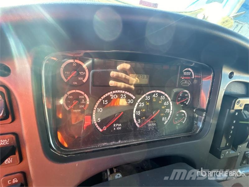 Freightliner M2 106 Camiones caja cerrada