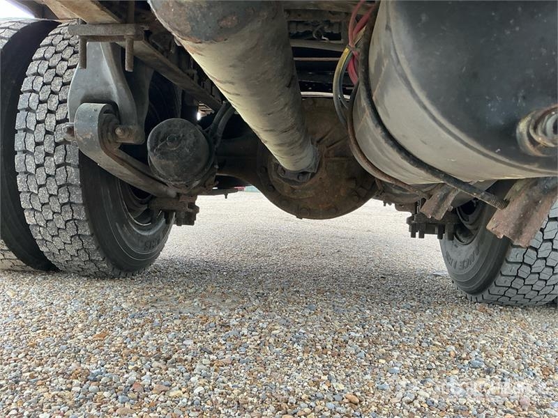 Freightliner M2 106 Sunkvežimiai su dengtu kėbulu