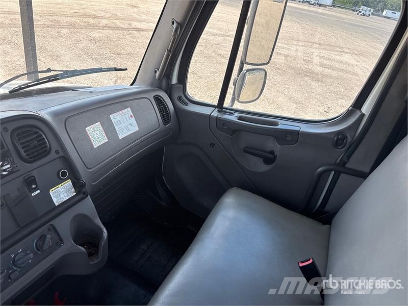 Freightliner M2 106 Auto korvtõstukid