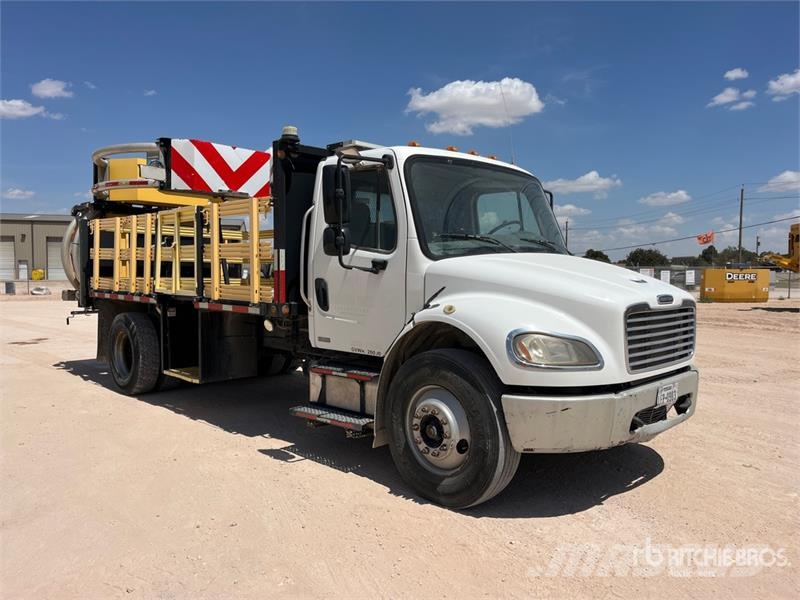 Freightliner M2 106 Komunálne / Multi-úžitkové vozidlá