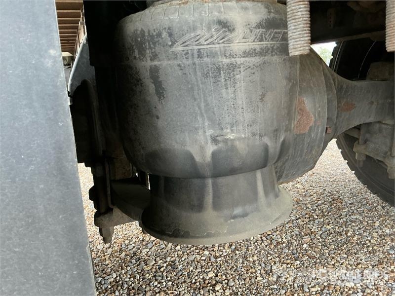 Freightliner M2 106 Sunkvežimiai su dengtu kėbulu