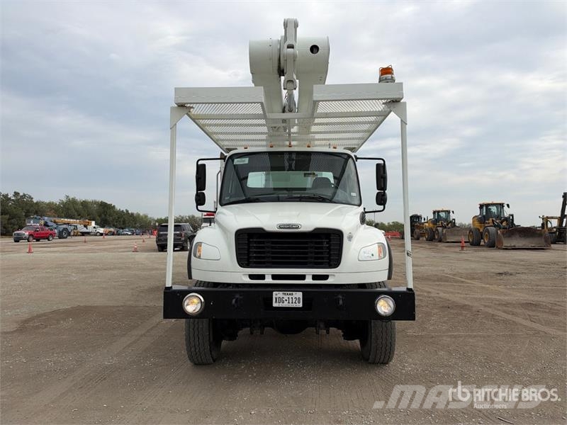 Freightliner M2 106 Teherautóra szerelt emelők és állványok