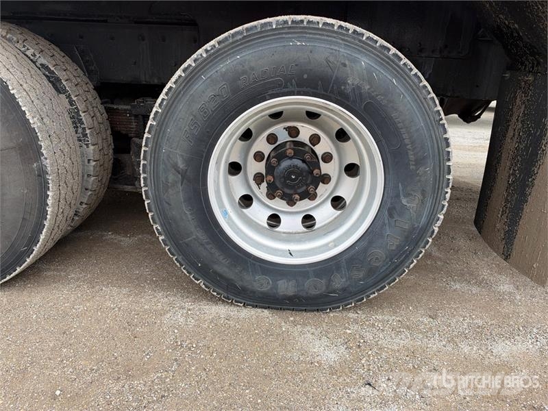 Freightliner M2 106 Teherautóra szerelt emelők és állványok