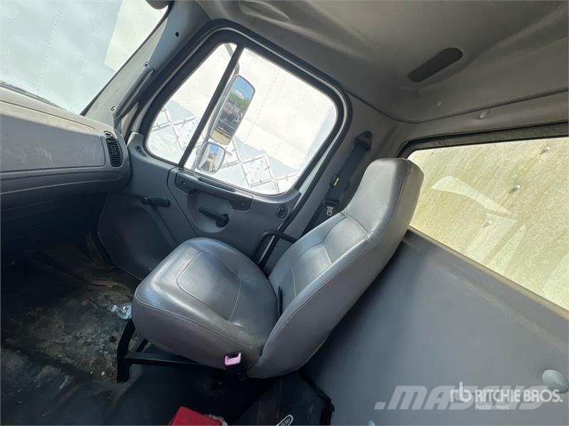 Freightliner M2 106 Camiones con caja de remolque