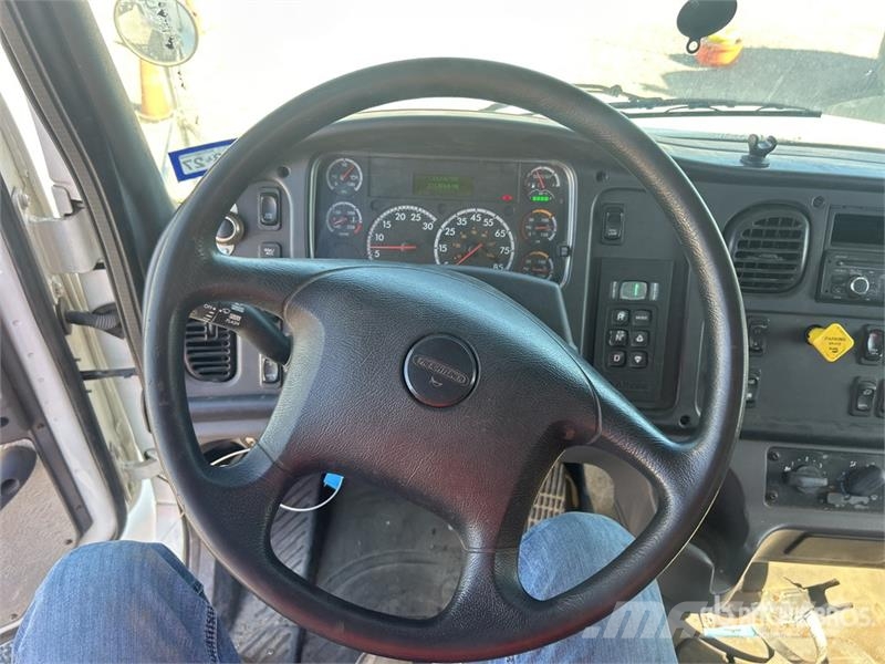 Freightliner M2 106 Бордови