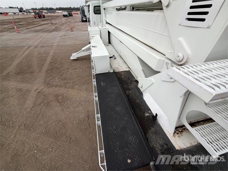 Freightliner M2 106 Teherautóra szerelt emelők és állványok