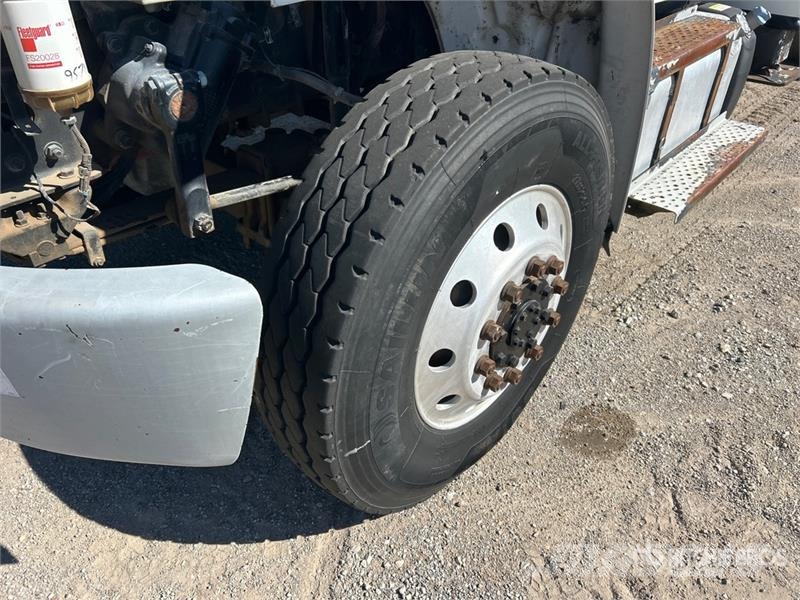 Freightliner M2 106 卡車裝載高空作業車