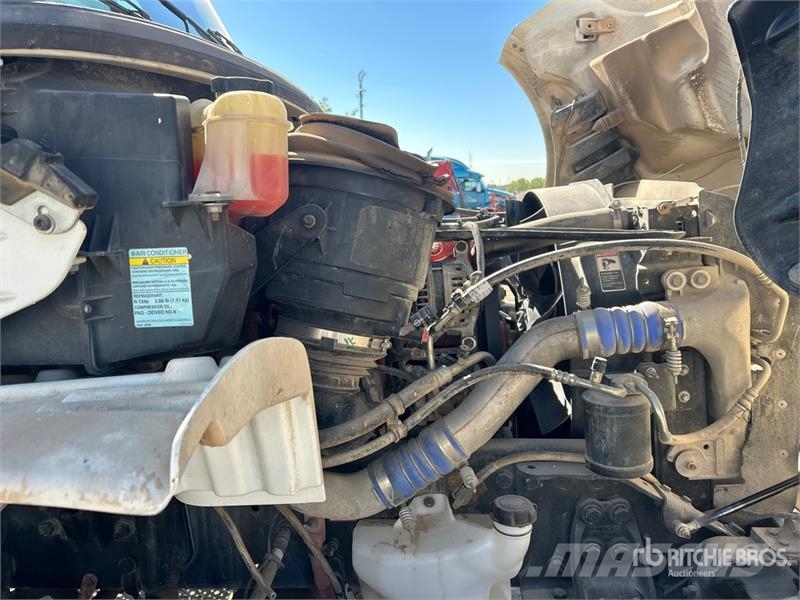 Freightliner M2 106 卡車裝載高空作業車