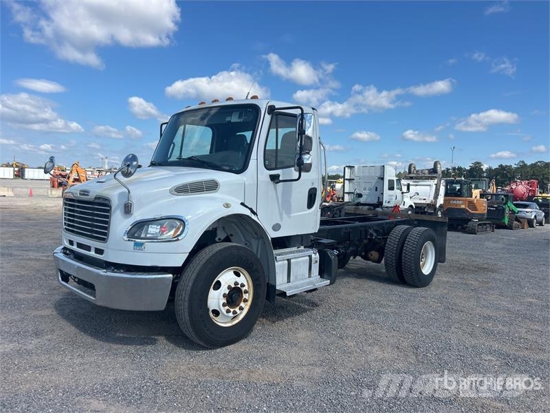 Freightliner M2 106 駕駛室與內部