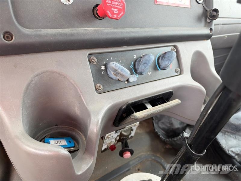 Freightliner M2 106 Teherautóra szerelt emelők és állványok