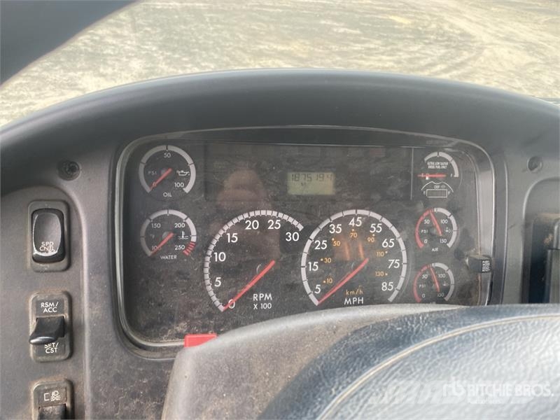 Freightliner M2 106 平板式/側卸式卡車