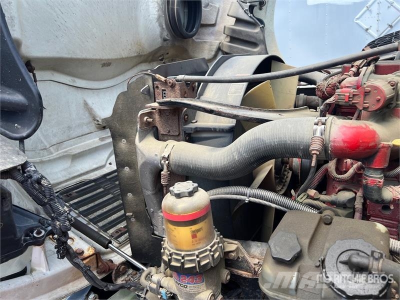 Freightliner M2 106 Camiones con caja de remolque