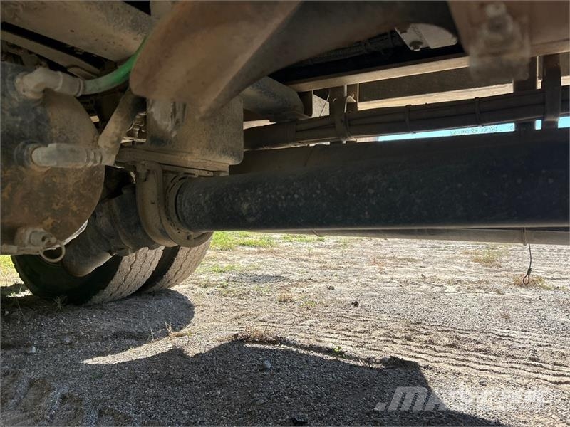 Freightliner M2 106 卡車裝載高空作業車