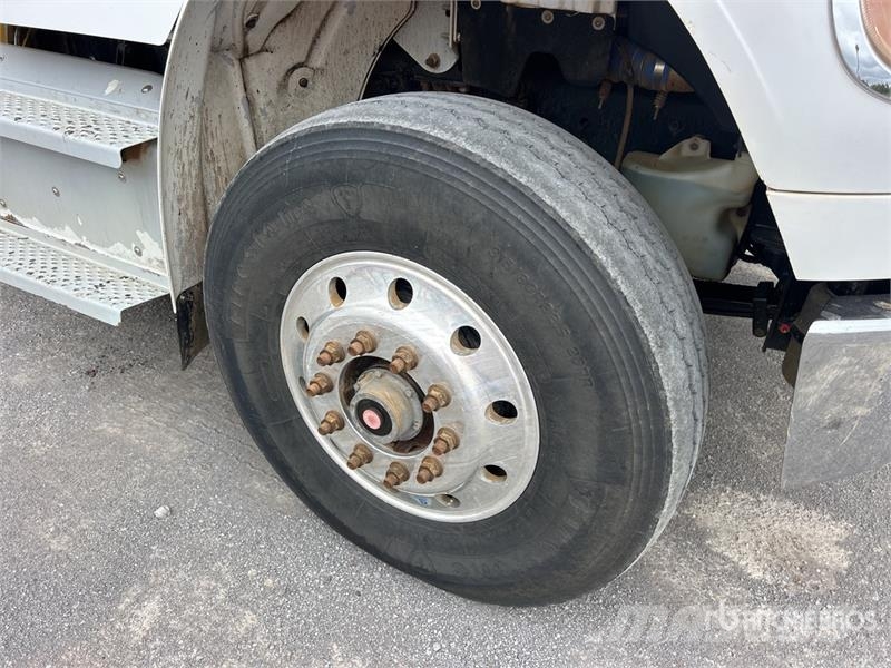 Freightliner M2 106 Camion poubelle