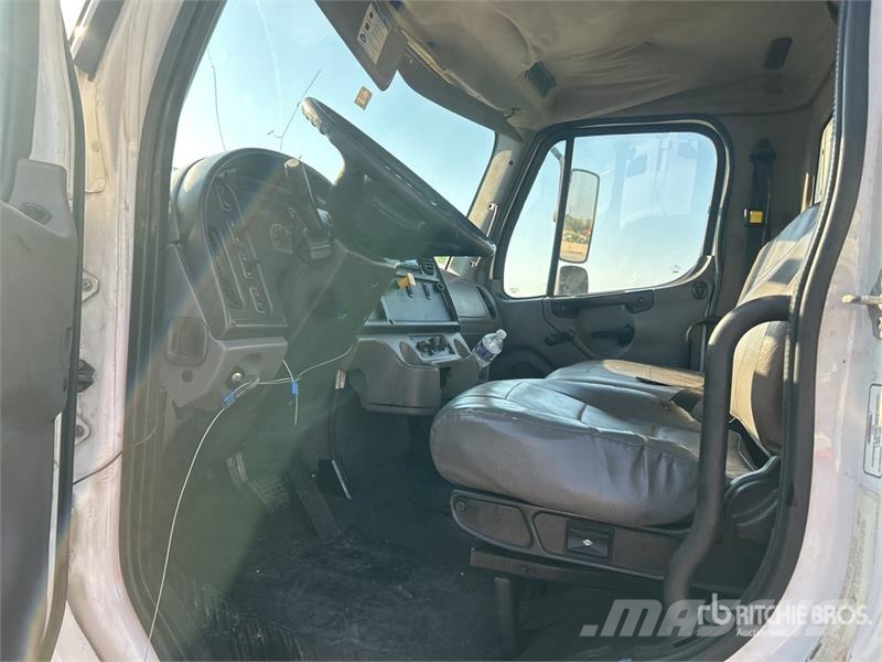 Freightliner M2 106 Tovornjaki zabojniki