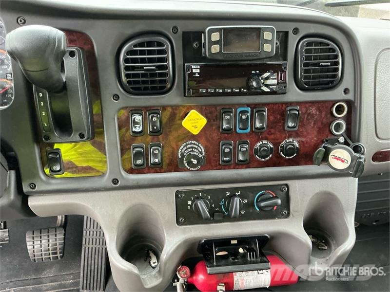 Freightliner M2 106 Sunkvežimiai su dengtu kėbulu