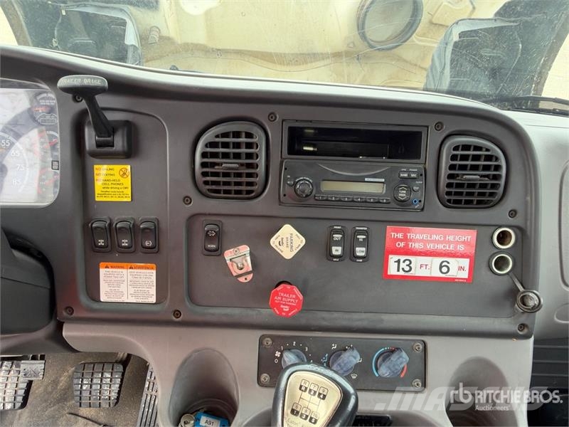 Freightliner M2 106 Teherautóra szerelt emelők és állványok
