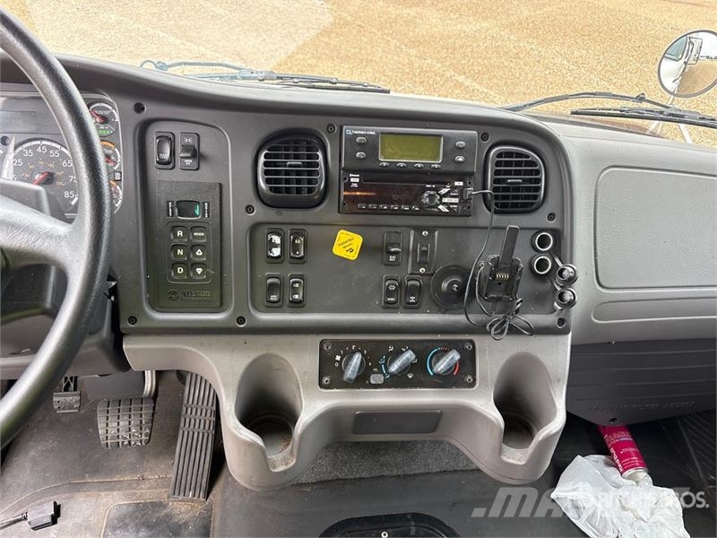 Freightliner M2 106 Грузовики-Рефрижераторы