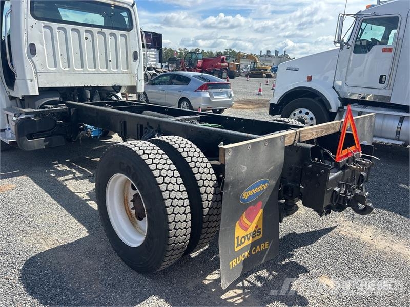 Freightliner M2 106 駕駛室與內部