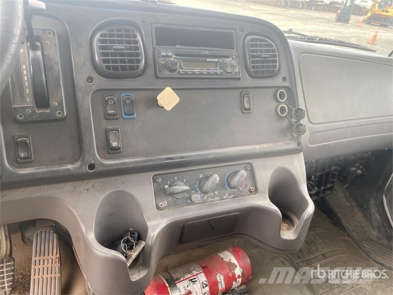 Freightliner M2 106 平板式/側卸式卡車