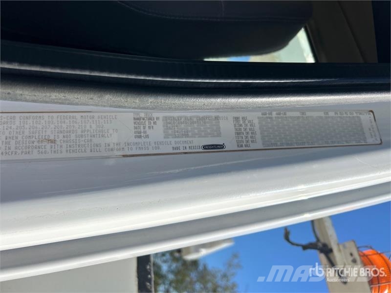 Freightliner M2 106 卡車裝載高空作業車